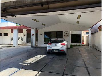 Venta Casa - Residencia sobre Av. Yucatan, Jardines de Merida, Norte