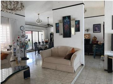 Venta Casa - Residencia sobre Av. Yucatan, Jardines de Merida, Norte