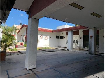 Venta Casa - Residencia sobre Av. Yucatan, Jardines de Merida, Norte