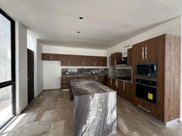 Casa en Venta en Mérida, Privada al Norte, con recámara en planta baja