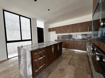 Casa en Venta en Mérida, Privada al Norte, con recámara en planta baja