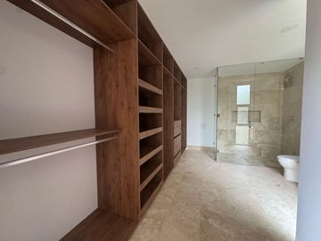 Casa en  Vneta en Mérida en club YCC 5 recámaras y con vista al lago