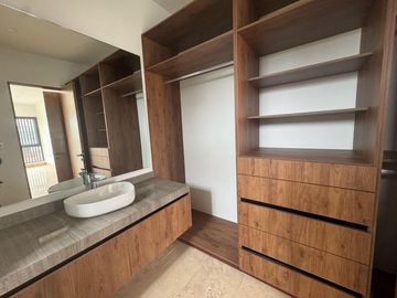 Casa en  Vneta en Mérida en club YCC 5 recámaras y con vista al lago