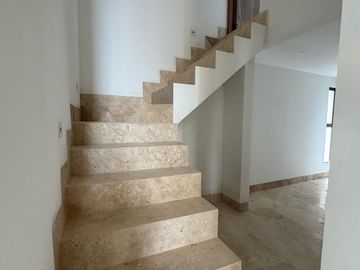 Casa en  Vneta en Mérida en club YCC 5 recámaras y con vista al lago