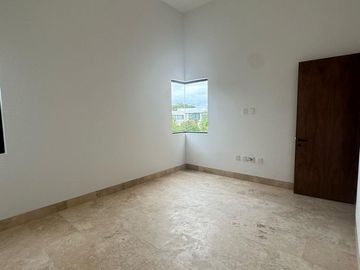 Casa en  Vneta en Mérida en club YCC 5 recámaras y con vista al lago