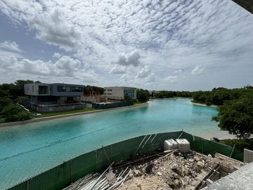 Casa en  Vneta en Mérida en club YCC 5 recámaras y con vista al lago