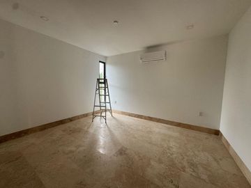 Casa en  Vneta en Mérida en club YCC 5 recámaras y con vista al lago