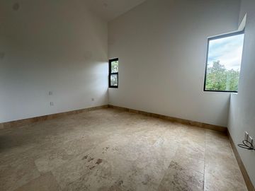 Casa en  Vneta en Mérida en club YCC 5 recámaras y con vista al lago