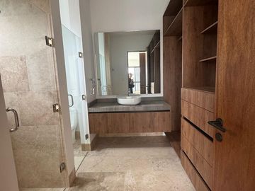 Casa en  Vneta en Mérida en club YCC 5 recámaras y con vista al lago