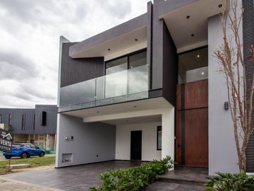 Casa en  venta en Parque Foresta frente a Chedraui, 3 habitaciones y roofgarden