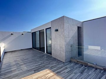 Casa en  venta con 4 recamaras en esquina en Angelopolis Puebla.