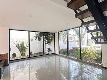 Casa en  venta con 4 recamaras en esquina en Angelopolis Puebla.