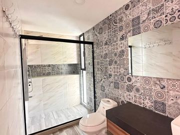 Casa en  venta con 4 recamaras en esquina en Angelopolis Puebla.