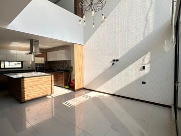 Casa en  venta con 4 recamaras en esquina en Angelopolis Puebla.