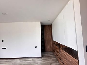 Casa en  venta con 4 recamaras en esquina en Angelopolis Puebla.