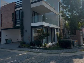 Casa en  venta con 4 recamaras en esquina en Angelopolis Puebla.