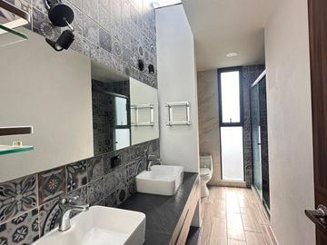 Casa en  venta con 4 recamaras en esquina en Angelopolis Puebla.