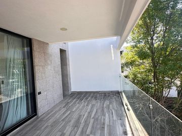 Casa en  venta con 4 recamaras en esquina en Angelopolis Puebla.