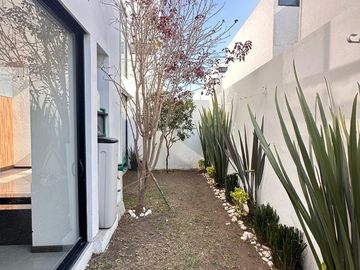 Casa en  venta con 4 recamaras en esquina en Angelopolis Puebla.