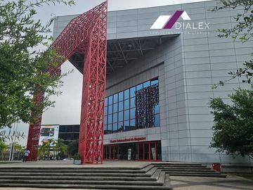 Oficinas en VENTA frente a CINTERMEX y Parque FUNDIDORA en MONTERREY.