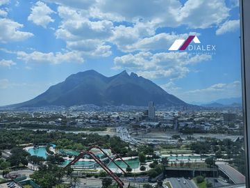 Oficinas en VENTA frente a CINTERMEX y Parque FUNDIDORA en MONTERREY.