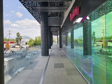 Oficinas en VENTA frente a CINTERMEX y Parque FUNDIDORA en MONTERREY.