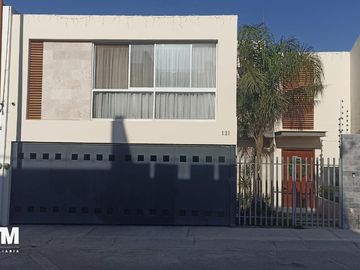 Se vende casa muy cerca de club de golf la loma (lomas del tec)
