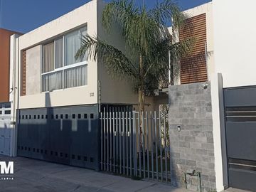 Se vende casa muy cerca de club de golf la loma (lomas del tec)