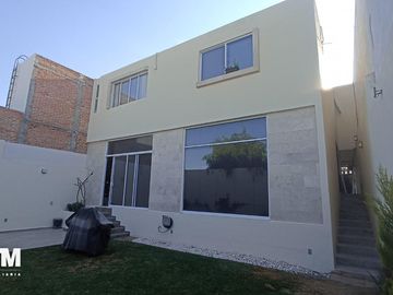 Se vende casa muy cerca de club de golf la loma (lomas del tec)