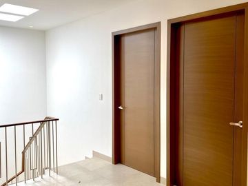 CASA NUEVA EN VENTA EN ZONA ESTE, FRACC. MAYORAZGO RESIDENCIAL.