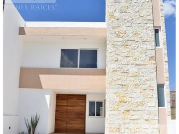 CASA NUEVA EN VENTA EN ZONA ESTE, FRACC. MAYORAZGO RESIDENCIAL.