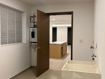 CASA NUEVA EN VENTA EN ZONA ESTE, FRACC. MAYORAZGO RESIDENCIAL.