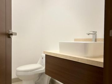 CASA NUEVA EN VENTA EN ZONA ESTE, FRACC. MAYORAZGO RESIDENCIAL.