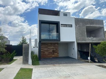 Casa nueva en venta dentro de coto en Valle Imperial