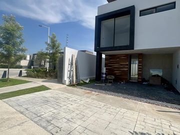 Casa nueva en venta dentro de coto en Valle Imperial
