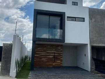 Casa nueva en venta dentro de coto en Valle Imperial