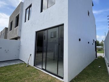 Casa nueva en venta dentro de coto en Valle Imperial