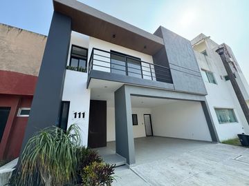 LOMAS DEL SOL, Casa en VENTA con área de TV y 3 recámaras con baño cada una