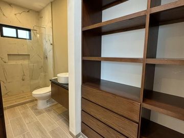 LOMAS DEL SOL, Casa en VENTA con área de TV y 3 recámaras con baño cada una