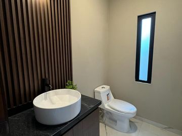 LOMAS DEL SOL, Casa en VENTA con área de TV y 3 recámaras con baño cada una