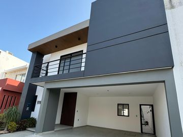 LOMAS DEL SOL, Casa en VENTA con área de TV y 3 recámaras con baño cada una