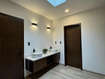 LOMAS DEL SOL, Casa en VENTA con área de TV y 3 recámaras con baño cada una