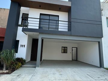 LOMAS DEL SOL, Casa en VENTA con área de TV y 3 recámaras con baño cada una