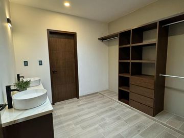 LOMAS DEL SOL, Casa en VENTA con área de TV y 3 recámaras con baño cada una