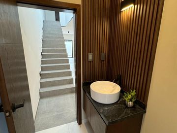 LOMAS DEL SOL, Casa en VENTA con área de TV y 3 recámaras con baño cada una