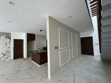 LOMAS DEL SOL, Casa en VENTA con área de TV y 3 recámaras con baño cada una