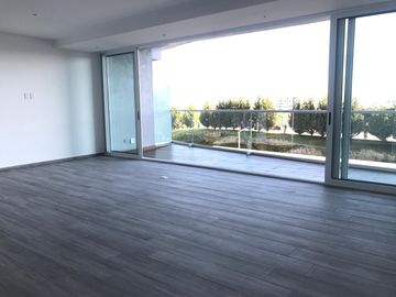 Lindo departamento con terraza en piso bajo en Bosque real Five.