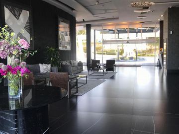 Lindo departamento con terraza en piso bajo en Bosque real Five.
