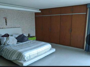 BLVD. AVILA CAMACHO, Departamento en VENTA con vista al mar, alberca, cuarto de servicio y 3 recamaras con baño cada una