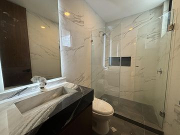 EL ANCLA, Casa en VENTA en ESQUINA, con alberca, sala de TV y roof garden con vista al mar